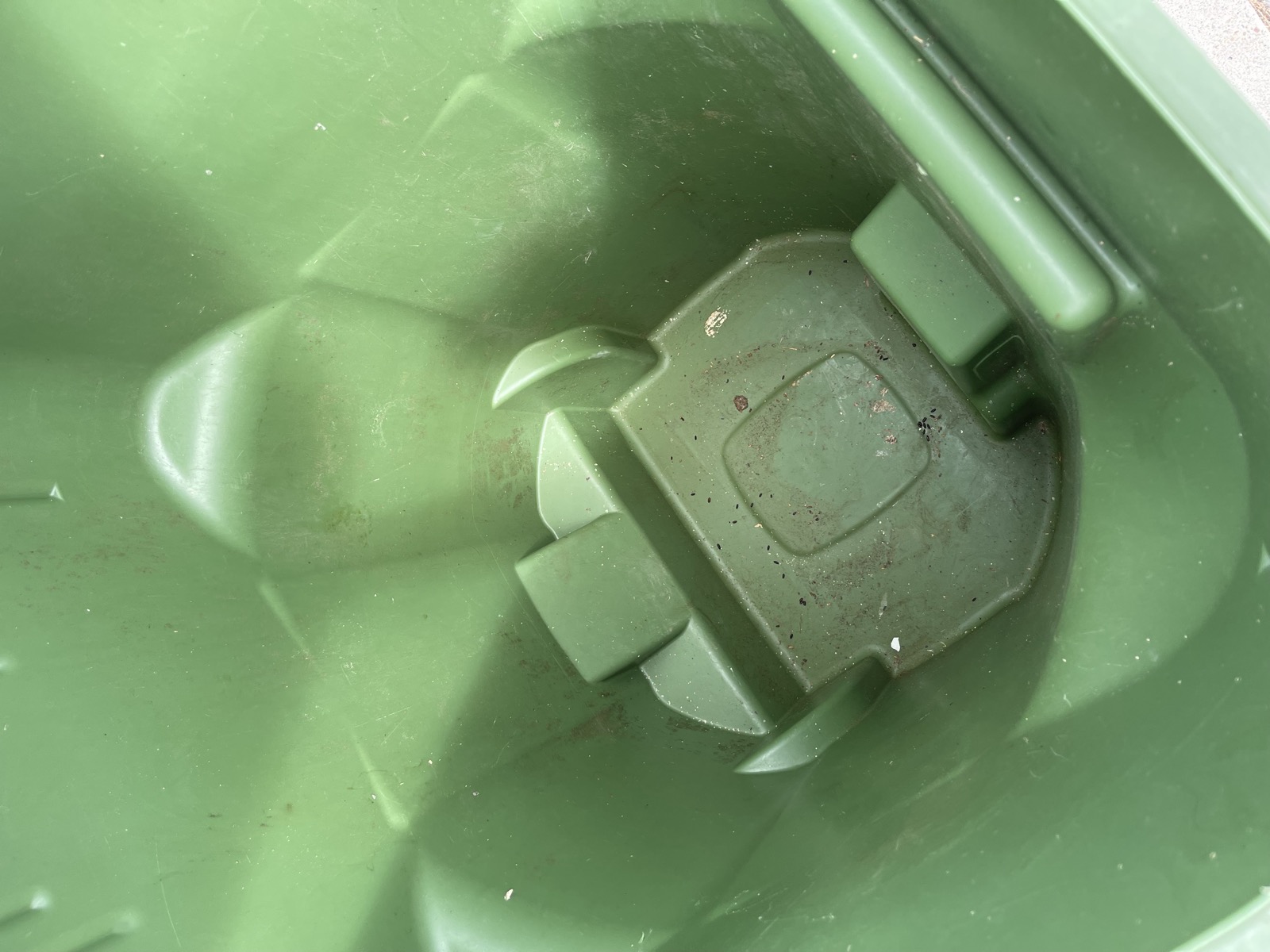 Trash bin cleaning after